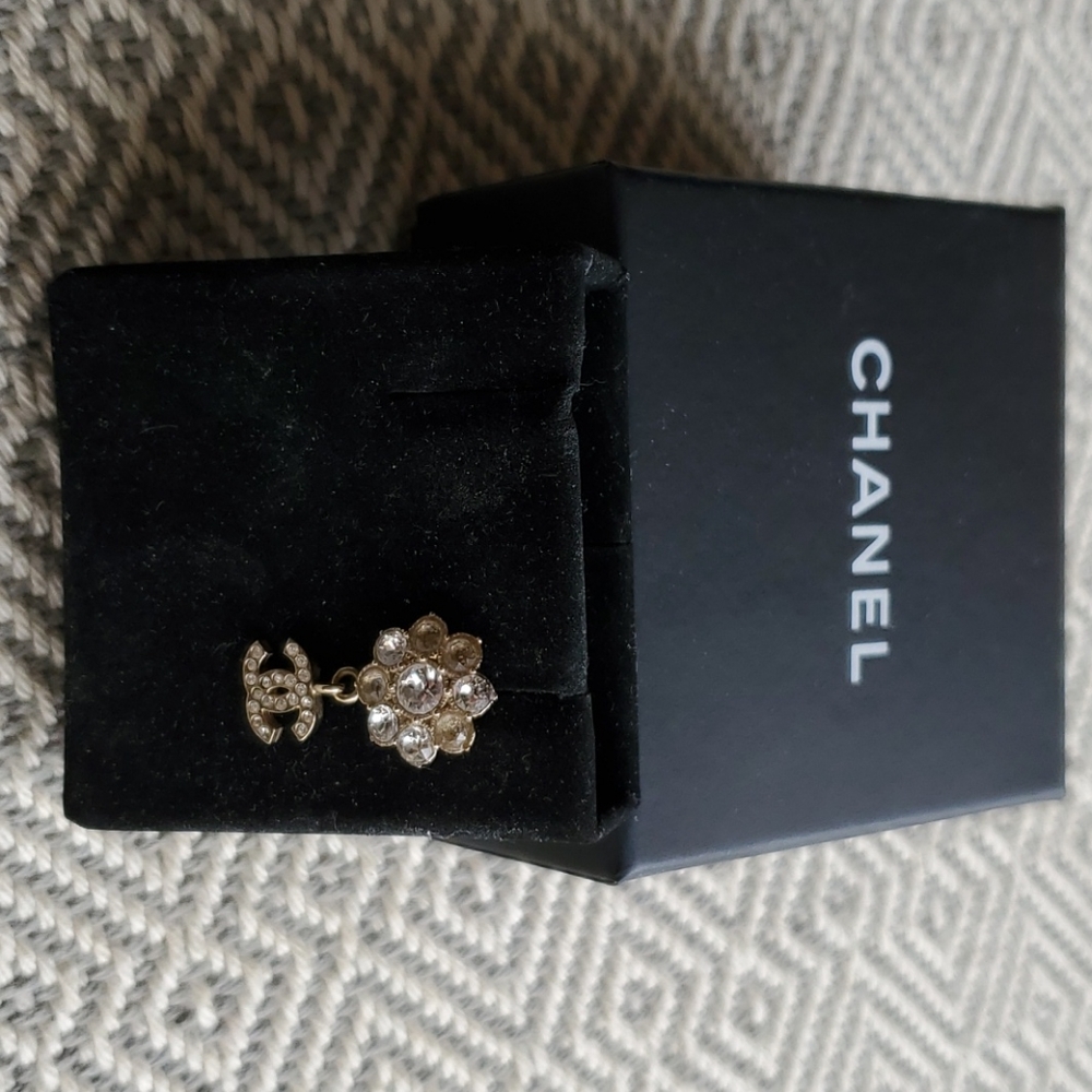 Authentic single Chanel earring